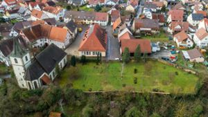 Die Gemeinde Hessigheim würde gerne den Bereich von Altem Friedhof (rechts von der Kirche), Bauhof (rechts hinten) und Feuerwehr (Bildmitte) neu strukturieren und bebauen. ⇥ Foto: Helmut Pangerl