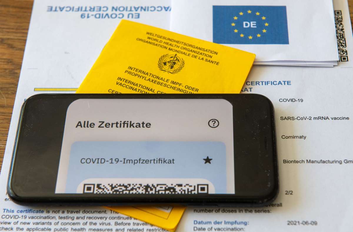Apotheke in Ludwigsburg: Ehepaar will gefälschte Impfpässe digitalisieren