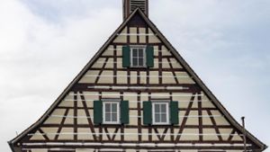 Das Rathaus Kleinsachsenheim ist neuerdings mit Stahlbändern eingekleidet.⇥