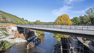 Die neue Enzbrücke ist fertig. Nach Mitteilung des RP kann sie voraussichtlich am 21. Oktober für den Verkehr freigegeben werden. Foto: /Richard Dannenmann