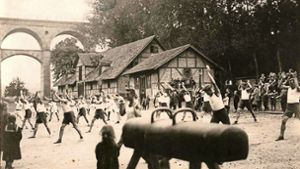 Mitglieder des Turnvereins beim Turnen vor dem alten Schafhaus im Jahr 1907. Foto: TSV Bietgheim