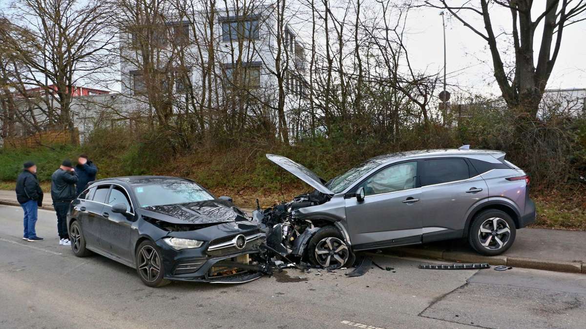 Unfall in Ditzingen: AMG-Mercedes kracht in Nissan