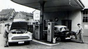 Ein Foto aus der Nachkriegszeit: Zur Werkstatt kam 1925 noch eine Shell-Tankstelle dazu. Man trug schon damals der rasant steigenden Motorisierung Rechnung. ⇥ Foto: Weller