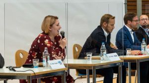 Auf dem Podium im Berufsschulzentrum in Bietigheim-Bissingen (von links): Marc Jongen (AfD), Emma Weber (Linke), Thomas Utz (SPD), Fabian Gramling (CDU), Marcel Distl (FDP) und Lars Schweizer (Grüne).⇥