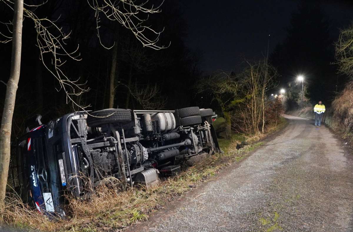 Unfall in Sachsenheim: Müllfahrzeug kippt um – 25-Tonner wird am Donnerstag geborgen