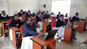 Studenten des Laboranten-Kollegs im Computerraum.  Foto: Kusaidia Afrika