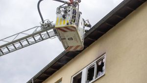 Die Feuerwehr musste zwei Bewohner des Dachgeschosses aus ihrer Wohnung retten.