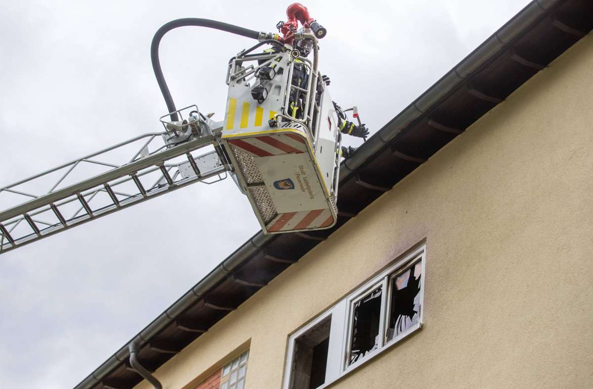 Wohnungsbrand in Ludwigsburg: Mann rettet Nachbarin – Feuerwehr rettet Dachgeschossbewohner