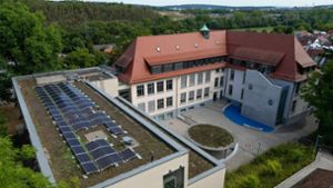 Die Schillerschule in Bissingen hat neben drei weiteren Schulen in Bietigheim-Bissingen eine nagelneue PV-Anlage auf dem Dach. Dort werden über 73 Module 24,09 Kilowatt-Peak Strom erzeugt, womit die Schule stromtechnisch autark ist. Foto: /Martin Kalb