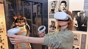 Jana Knickrehm von der Uni Tübingen führt die VR-Brille in der Baelz-Ausstellung im Hornmoldhaus vor. Foto: /Martin Kalb