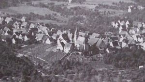 Großingersheim um 1935: Von der Martinskirche (Mitte) aus zieht sich links ein schmales Band von Wohnhäusern in Richtung Bietigheim. 1933 gab es 1775 Einwohner, heute sind es in beiden Ortsteilen über 6000.