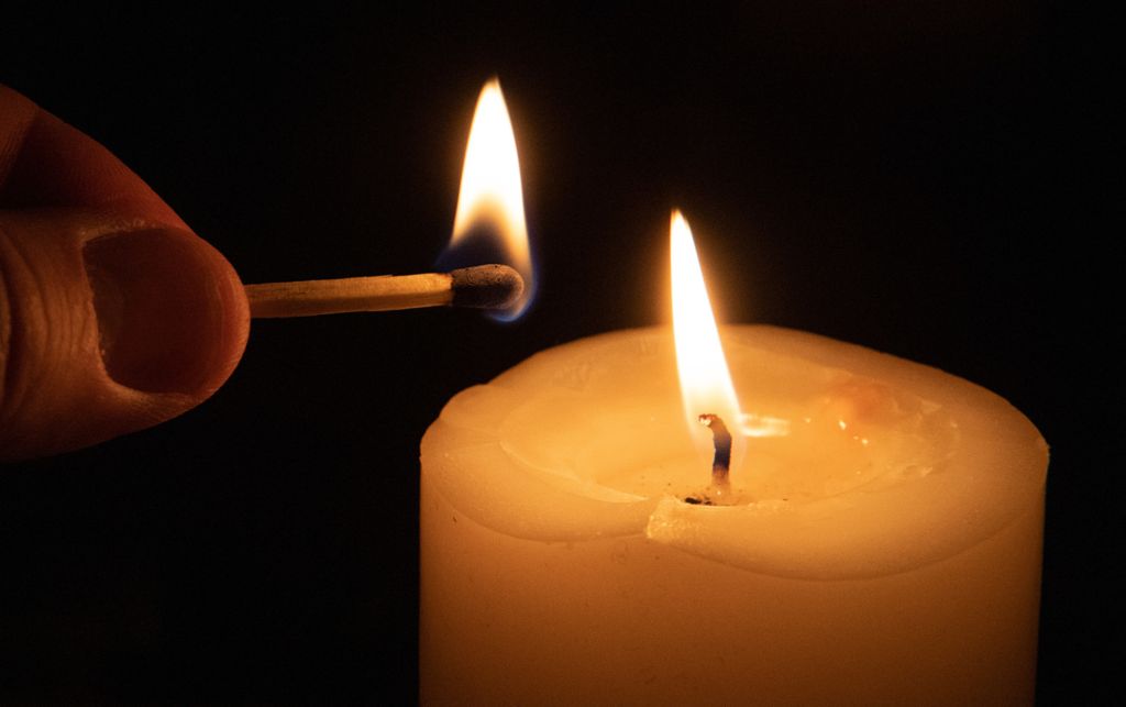 Gottesdienste online: Beten auf Youtube – Kerze im Fenster