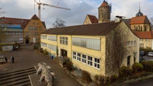 Der Mittelbau der Friedrich-Schelling-Schule muss dem Neubau weichen. ⇥ Foto: Helmut Pangerl