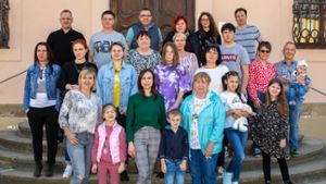 Acht Frauen und fünf Kinder aus der Ukraine sind nun in Bönnigheim in Sicherheit, unter ihnen Svitlana Shvets (vorne links) und Maryna Shevchenko (vorne in der Mitte). ⇥ Foto: Oliver Bürkle