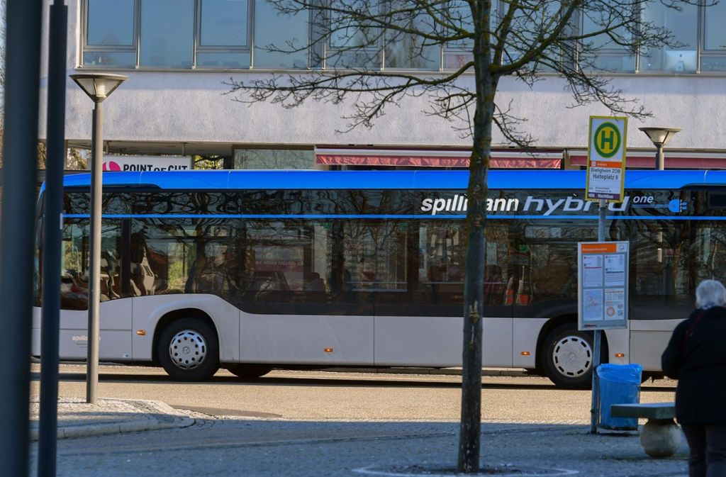 Unfall in Bietigheim-Bissingen: Mann stürzt im Bus - Scheibe zerbricht