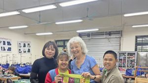 Rosemarie Höhn-Mizo (Zweite von rechts) bei Ihrem jüngsten Besuch in der Schneidereiklasse im Dorf der Freundschaft in Vietnam. Foto: /Mizo