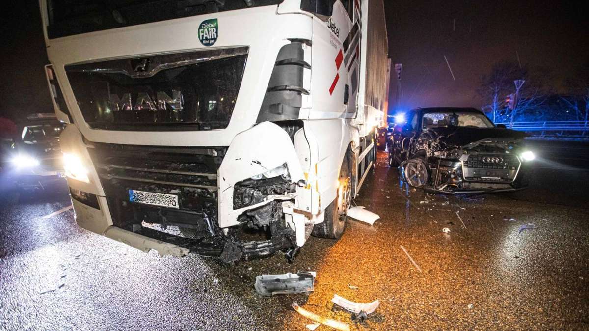 80 000 Euro Schaden in Tamm: 18-Jähriger baut Unfall