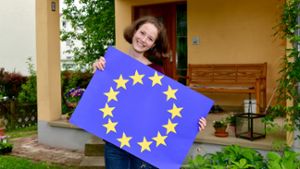 Cecilia Staudenmaier mit der Europaflagge in den Händen. Über sieben der zwölf Sterne führt sie die Reise in ihrem Poetry-Slam-Beitrag.⇥ Foto: Martin Kalb