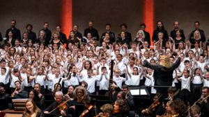 200 Kinder aus Besigheim und Hoheneck sangen die Hauptteile von Haydns Schöpfung, gemeinsam mit der Gächinger Cantorey und dem Orchester der Stuttgarter Bachakademie. Dirigentin für die Chöre war Sabine Layer.&x21e5; Foto: Bachakademie