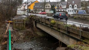 Die alte Brücke ist bereits weg. Die alte Tiefgründung wird beseitigt und der Flusslauf mit Natursteinen modelliert.⇥ Foto: Helmut Pangerl