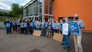 Vor der Gemeinderatssitzung am Donnerstagabend in der Walheimer Gemeindehalle protestierten mit Plakaten die Gegner der auf dem Kraftwerksgelände der EnBW geplanten Klärschlammverbrennsungsanlage .⇥ Foto: Oliver Bürkle