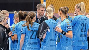 Trainer Markus Gaugisch (Vierter von links) gibt die letzten Anweisungen an seine Spielerinnen. Foto: /Marco Wolf
