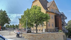 Bei der Renovierung der Friedrich-Schelling-Schule in Besigheim  gibt es Ärger und Vorfälle auf der Baustelle, auch wegen der neu gebauten Sandsteinmauer an der Straße. Foto: /Martin Kalb