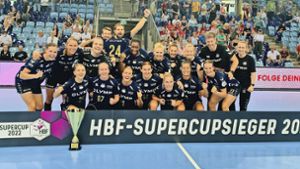 Jubel über den ersten Titel in der Handball-Saison 2022/23: Die Handballerinnen der SG BBM Bietigheim gewannen am Sonntag in Oldenburg zum vierten Mal den Supercup. Foto: Bastian Dörr/SG BBM Bietigheim
