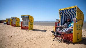 Heide und Ortwin aus Cuxhaven sind Strandkorb-Dauermieter und gehören zu den wenigen Besuchern am Strand. Doch auch für andere Touristen könnte Urlaub in Niedersachsen bald wieder möglich sein. ⇥