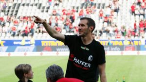 Der langjährige Freiburger Kapitän Julian Schuster ist der prominenteste Vertreter der Schuster-Sippe. Hier winkt er den Sportclub-Fans nach seinem letzten Bundesliga-Spiel zu. ⇥
