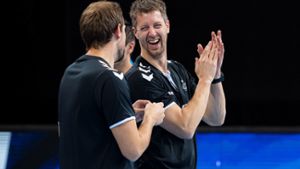 Gut lachen haben die Bietigheimer Trainer Markus Gaugisch (rechts) und Frederick Griesbach nach der Rückkehr in den regulären Trainingsbetrieb. ⇥ Foto: Marco Wolf