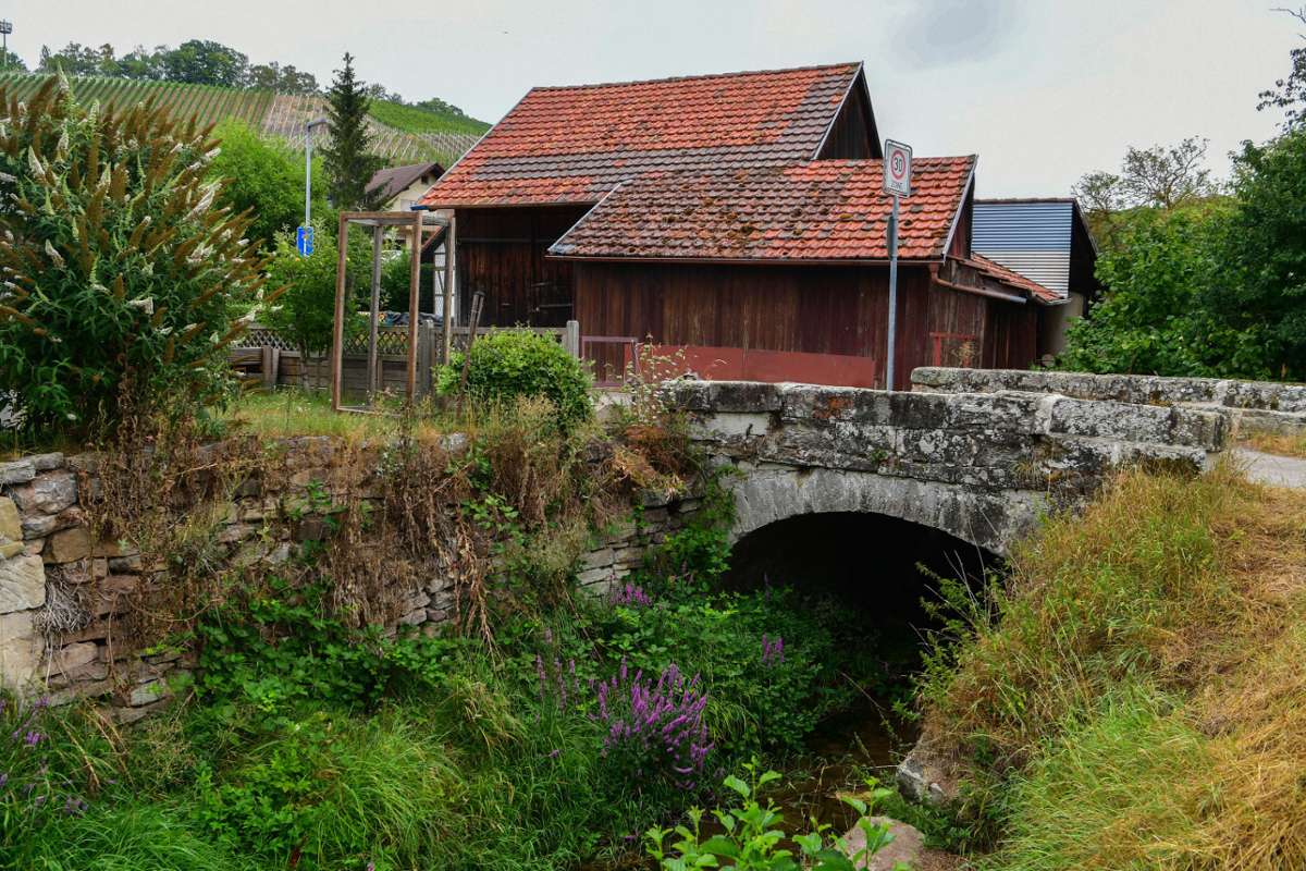 Brücke in Häfnerhaslach wird saniert: Marode Brücke zwingt Landwirte zu einem Umweg