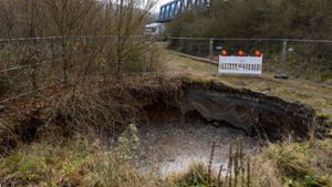 Auf dem Gelände zwischen Bahnlinie und der Schuppenanlage beim Autohaus Härter hat sich ein Erdloch aufgetan.⇥ Foto: Helmut Pangerl