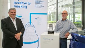 Die Ingenieure Frank Herre und Hans-Georg Fritz werden stellvertretend für ihr Team vom Europäischen Patentamt ausgezeichnet. ⇥ Foto: Oliver Bürkle