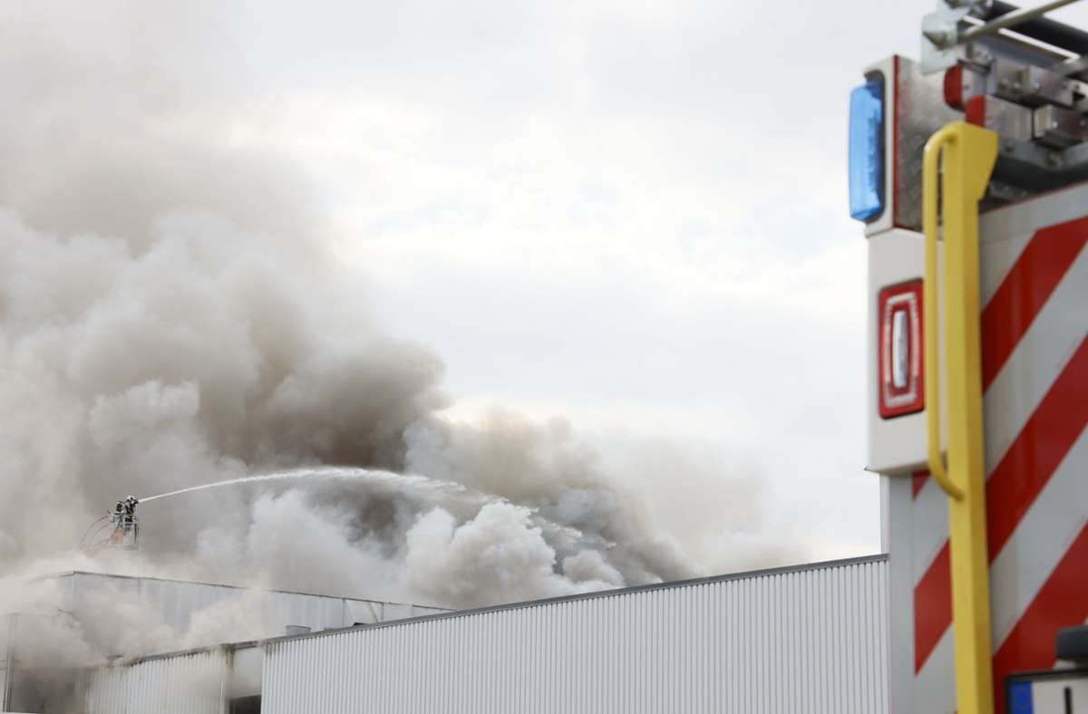 Feuer in Bietigheim-Bissingen: Löscharbeiten in Möbelhaus ziehen sich bis in die Nacht
