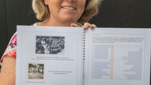 Redaktionsmitarbeiterin Birgit Schwager zeigt das Übungsheft für das Gedächtnistraining für Senioren, das Übungen zur Geschichte des Pferdemarkts präsentiert. ⇥