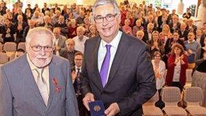 Landrat Dietmar Allgaier überreichte Rudolf Gauger (links) das Bundesverdienstkreuz Foto: /Martin Kalb