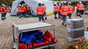 „Verletzte Personen“ wurden  auf einem eigens errichteten Behandlungsplatz neben dem Bildungszentrum erstversorgt.