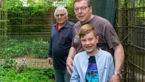 Der Verein Vogelliebhaber Bietigheim-Bissingen zeigt die Bewohner der Bürgergartenvolieren. Von links: Claus-Dieter Eisenbeiß und Heinz Schrempf mit Enkel Luca Klein.⇥