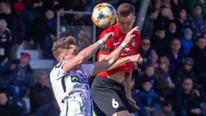 Ab dem 16. Mai soll in den Drittliga-Stadien wieder der Ball rollen oder fliegen. Hier gewinnt Sonnenhof-Kicker Sebastian Bösel (rechts) im Heimspiel gegen Rostock ein Kopfballduell. ⇥