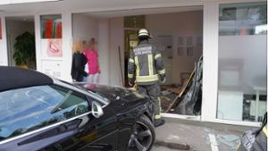 Spektakulärer Unfall in Gerlingen: Audi kracht in Fensterscheibe einer Praxis  – eine Person verletzt