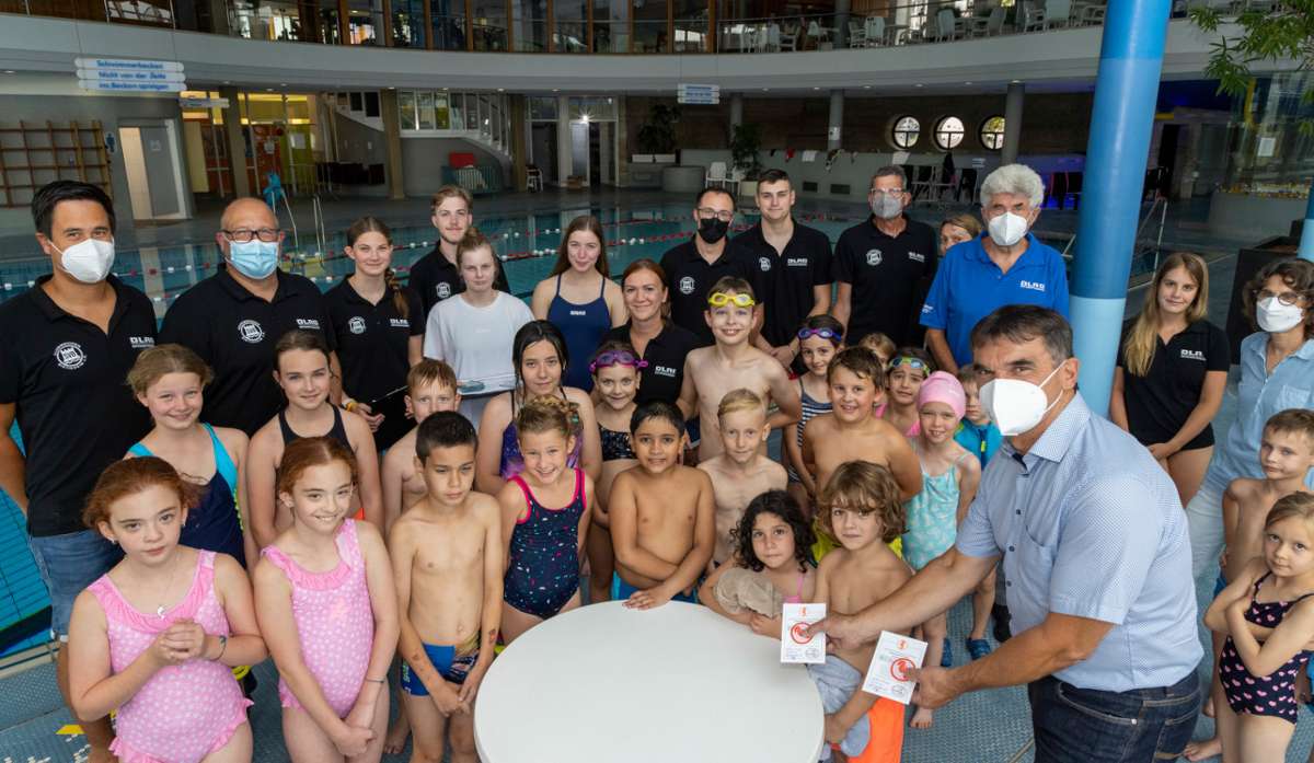 Abschluss der Schwimmoffensive von DLRG und Bietigheimer Schwimmverein: 200 Seepferdchen in den Ferien