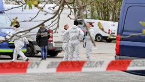 In der Nacht von Freitag auf Samstag wurde auf einem Parkplatz an der Ecke Seestraße/Augustenstraße in Asperg ein 18-Jähriger erschossen, ein weiterer 18-Jähriger wurde schwer verletzt. Den ganzen Samstag über untersuchte die Spurensicherung vom Landeskriminalamt den Tatort.