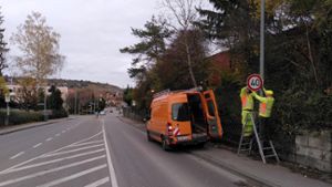 In der Schwarzwaldstraße gilt jetzt Tempo 40. Im Bild Mitarbeiter des Bauhofs beim Anbringen eines Schildes vergangene Woche. Foto: Mathias Schmid⇥
