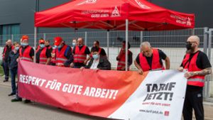 „Tarif jetzt“ lautet die Forderung der Beschäftigten bei Dräxlmaier im Eichwald.⇥ Foto: Oliver Bürkle
