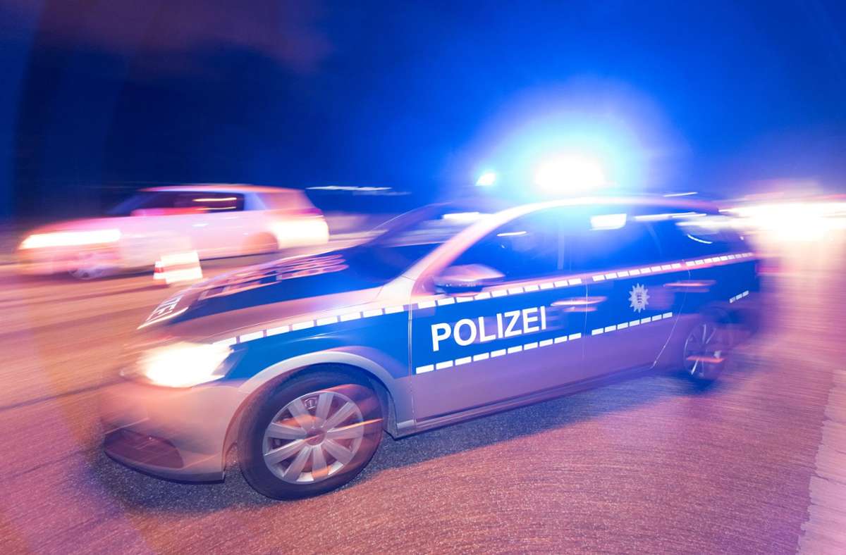 Zeugenaufruf in Ludwigsburg: Autofahrer bringt Zeitungsausträgerin zu Fall – und flüchtet