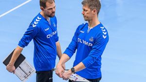 Markus Gaugisch (von rechts) und sein Assistent Frederik Griesbach haben alles getan, damit die Handballerinnen der SG BBM Bietigheim perfekt für das Pokal-Final-Four vorbereitet sind. Foto: /Marco Wolf