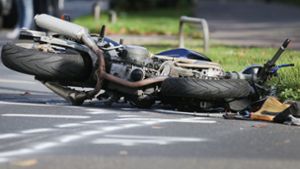 Bei Ditzingen ist ein Mann mit seinem Motorrad schwer gestürzt (Symbolbild). Foto: picture alliance/dpa/David Young