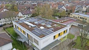 Auf dem Krippenhaus eine Photovoltaik-Anlage – am Donnerstag wurde die Inbetriebnahme gefeiert vor dem Eingang des Kinderhauses. Foto: Martin Kalb