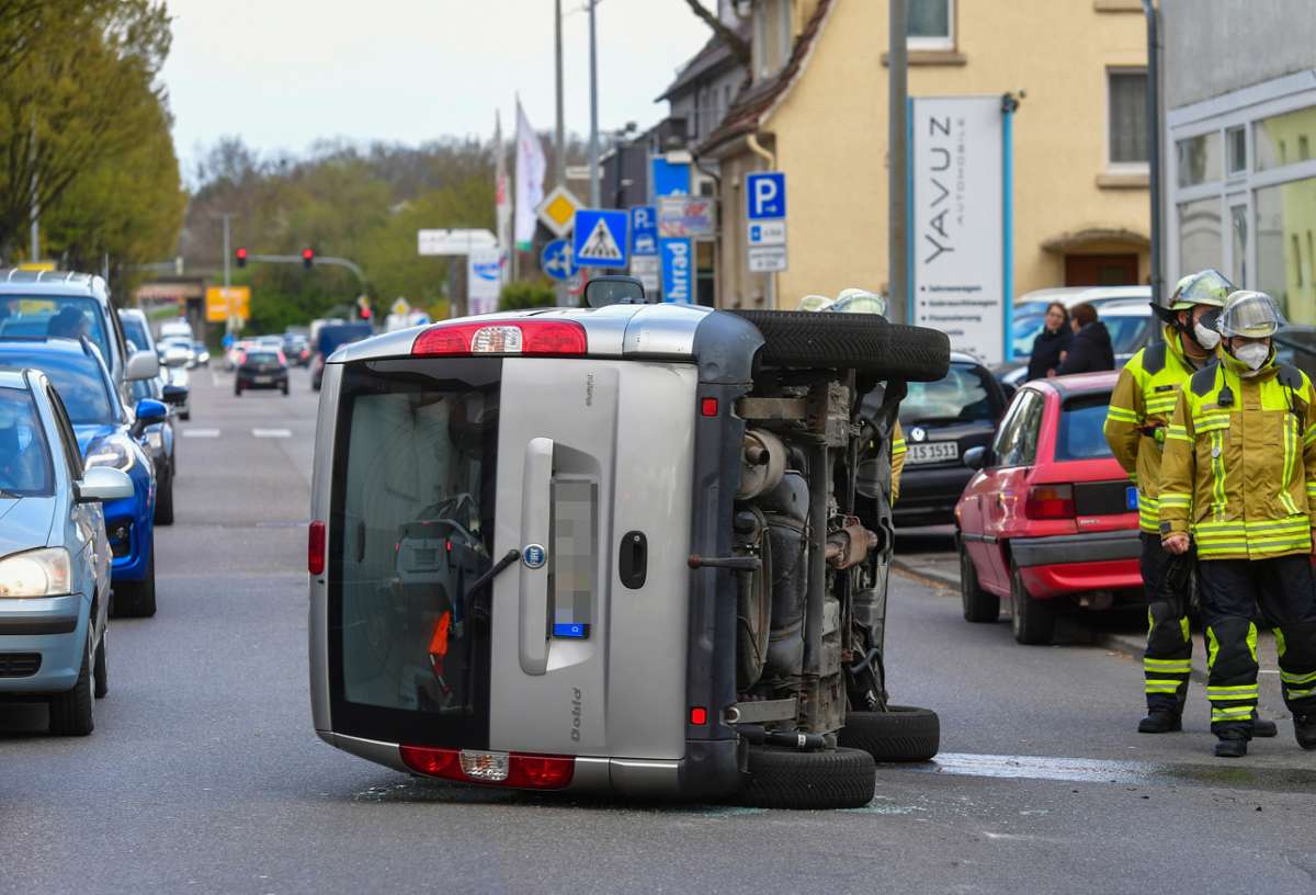 Unfall in Bietigheim-Bissingen: Fiat kippt um, Feuerwehr muss Fahrer befreien